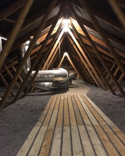 Papirsisolering på loftet